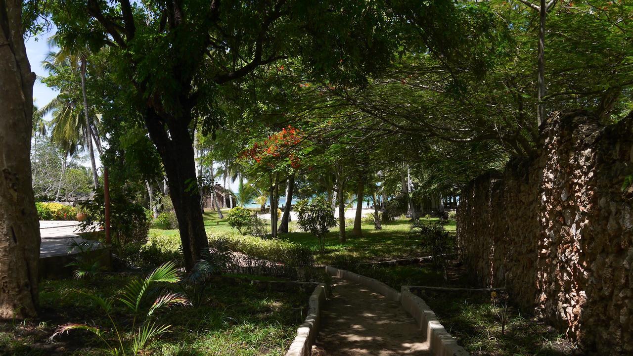 Ostello Soul Breeze Backpackers Diani Diani Beach Esterno foto