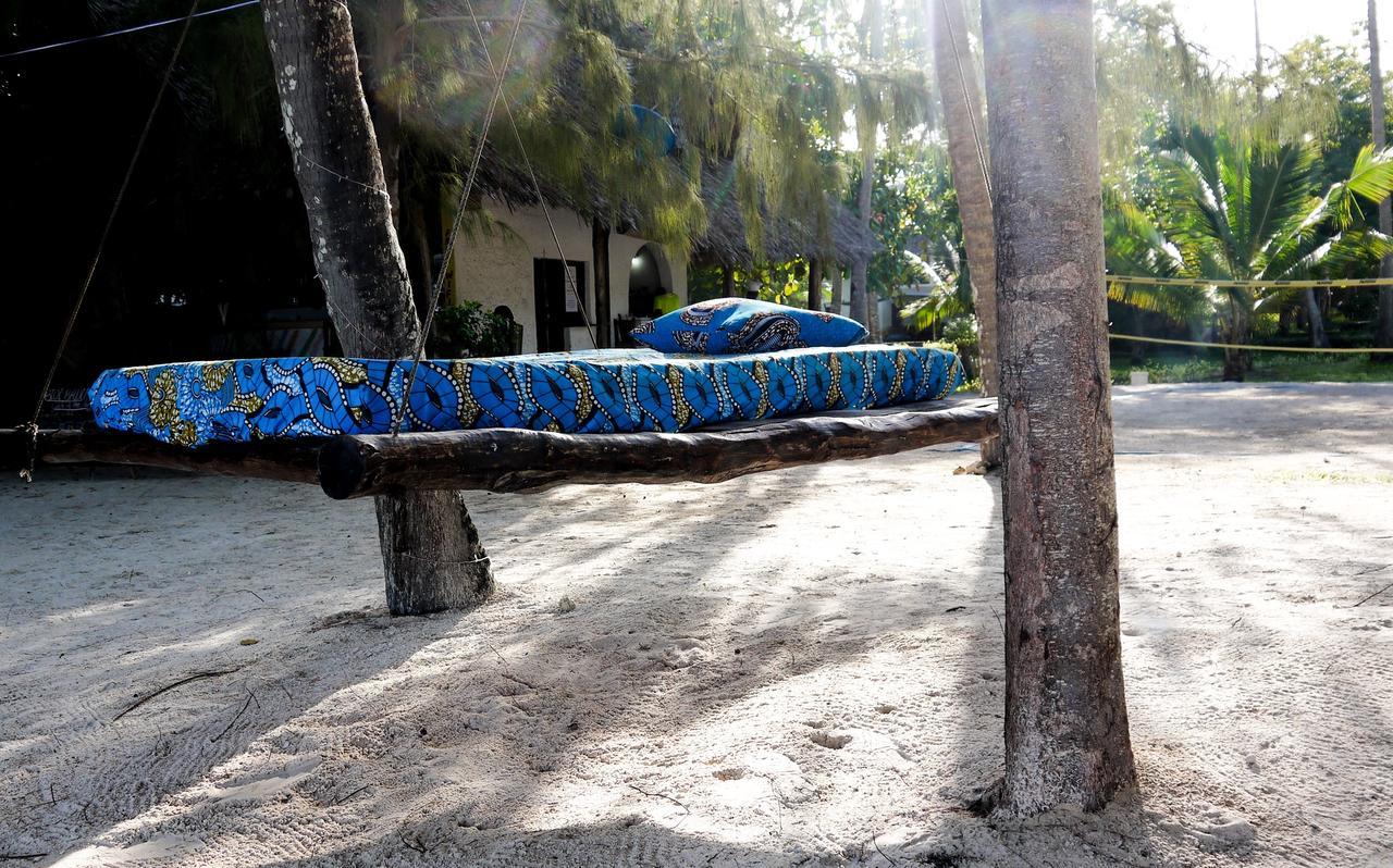 Ostello Soul Breeze Backpackers Diani Diani Beach Esterno foto