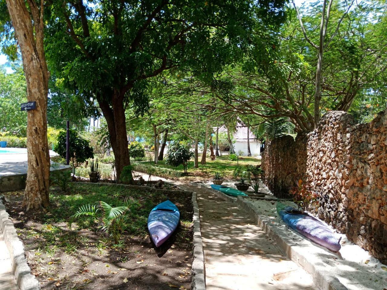 Ostello Soul Breeze Backpackers Diani Diani Beach Esterno foto